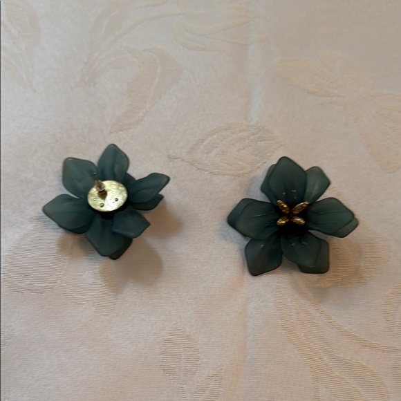 Jewelry - Elegant Floral Earrings in Green and Gold